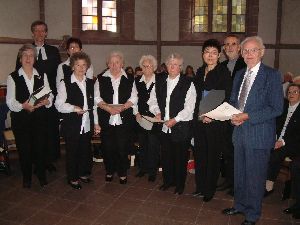 „Singt dem Herrn ein neues Lied“ - Jörg Deppermann (2.v.links) und Matthias Melchert (2. V. rechts) ehrten Mitglieder des Kirchenchores mit Urkunden: Hannelore Bergmeier, Sigrid Sandermann, Renate Kretschmer, Christel Beschorner, Luise Kreinjobst, Hildegard Höfer, Elena Friesen, Wilfried Bergmeier.