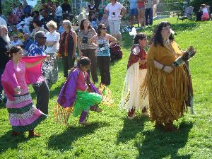 „Gemeinschaft und Gerechtigkeit“ - In der Region von Grand Rapids ansässige indigene Stämme luden zu einem rituellen Pow Wow mit traditionellen Tänzen und Trommeln ein.